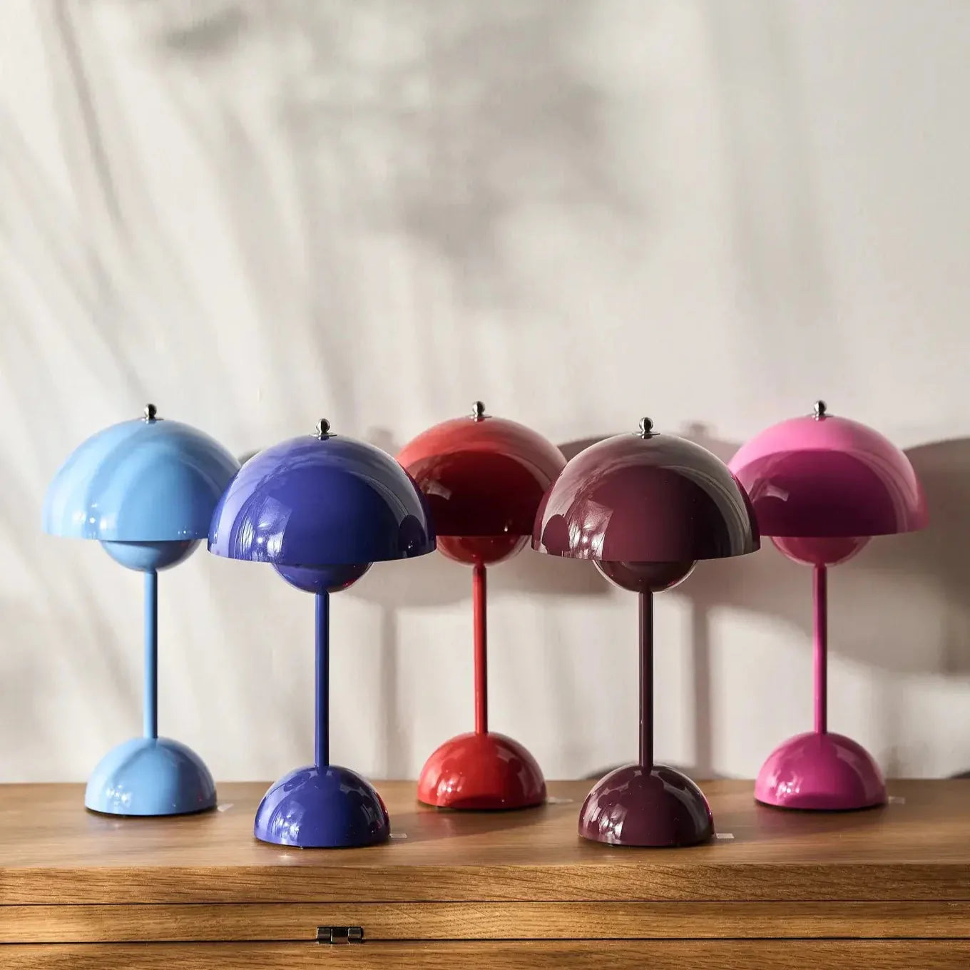 Wireless table lamps for individual use